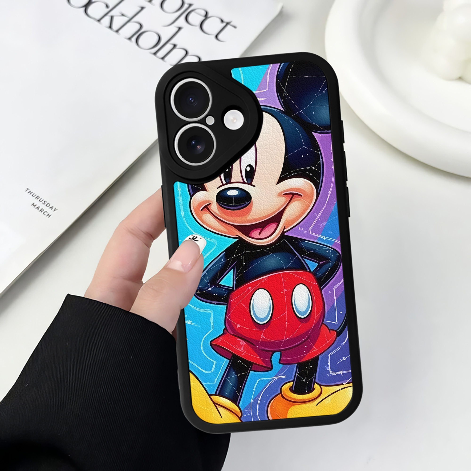 （画像用） ミッキーマウス Mickey Mouse 【iPhone 16シリーズ対応】シリコンスマホケース（レザー調） 材質：シリコン